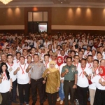 Gubernur Jatim Khofifah Indar Parawansa saat menghadiri Deklarasi Bersatu dan Damailah Indonesia di Grand City Convex Surabaya, Senin (14/10/2019). foto: Istimewa/ BANGSAONLINE