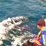 Larung sesaji ritual Petik Laut di Muncar.