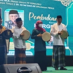 Ketua Umum PP Pergunu KH. Asep Saifuddin Chalim (dua dari kiri) bersama Gubernur Jawa Timur Khofifah Indar Parawansa saat menabuh rebana tanda dimulainya Kongres III Pergunu di Pondok Pesantren Amanatul Ummah, Mojokerto, Jumat (27/5/2022). foto: BANGSAONLINE