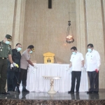 TURUN LAPANGAN: Wabup Nur Ahmad dan Forkopimda ikut menyemprot disinfektan di gereja di Sidoarjo, Jumat (20/3). foto: ist