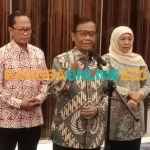 Menkopolhukam, Mahfud MD, bersama Gubernur Khofifah saat memberi keterangan kepada awak media. Foto: DEVI FITRI AFRIYANTI/BANGSAONLINE