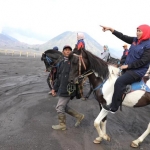 Gubernur Khofifah menunggangi kuda di Pasir Berbisik Bromo, kawasan Taman Nasional Bromo Tengger Semeru (TNBTS), Sabtu (15/2). foto: ist.