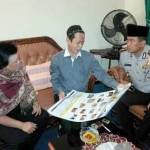 Gus Ab (tengah) saat dalam kesempatan bersama Kapolres Kediri Kota Bambang Wijanarko Bain. foto: arif kurniwan/ BANGSAONLINE