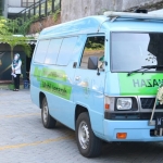 Bupati Gus Yani melepas almarhum dr. Maksum untuk menuju ke pemakaman. foto: SYUHUD/BANGSAONLINE