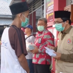 Wakil Bupati Jember Abdul Muqit Arief saat memberikan bantuan uang saku kepada para napi yang bebas dalam program asimilasi. 