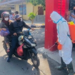 Lapas Kelas IIA Pamekasan melakukan penyemprotan disinfektan bagi pengunjung di pintu masuk. (foto: ist)