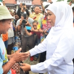 Gubernur Jatim Khofifah saat menyerahkan bantuan kepada korban angin ribut di Bojonegoro.