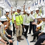 Presiden Jokowi saat mencoba kereta cepat menuju bandara Soekarno - Hatta. foto : istimewa.