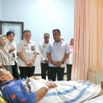 Pjs Bupati Isa Anshori berbincang dengan pasien saat sidak RSUD Notopuro Sidoarjo, Rabu (9/10/2024).