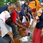 Judi Rustanto dan Siswaningtri dari RGR saat memandu para penyandang disabilitas cara membuat sabun colek. foto: MUJI HARJITA/ BANGSAONLINE