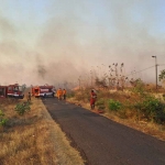 Proses pemadaman kilang minyak di Desa Sumurgeneng, Kecamatan Jenu, Tuban.