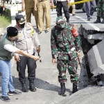 Bupati Pamekasan H. Baddrut Tamam beserta forkopimda meninjau jalan yang amblas, Senin (15/3/2021). (foto: ist)