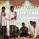 Bupati Sambari dan Wabup Qosim saat Safari Ramadan 1438 H di Duduksampeyan. foto: SYUHUD/ BANGSAONLINE