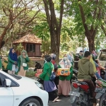 Paguyuban Beasiswa Mahasiswa Unusida melakukan penggalangan dana di lampu merah Alun-alun Sidoarjo untuk korban gempa di Ambon.