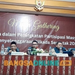 Komisioner KPU Sidoarjo saat pembukaan media gathering, Sabtu (27/7/2024) malam. Foto Mustain/BANGSAONLINE
