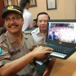 Ditemani Kak Purmadi, Kak Ipul saat mencoba menunjukkan video sejumlah anggota Pramuka yang berusia sekitar 13-15 tahun meneriakkan yel-yel ganti presiden. foto: YUDI A/ BANGSAONLINE