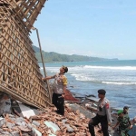  Kapolres Lumajang turun langsung melihat kondisi bangunan yang roboh diterjang air laut.