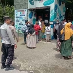 Petugas dari Polres Ngawi saat berjaga di tempat wisata.