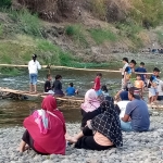 Pemandangan di bantaran Sungai Madiun yang tiap sore hari dipenuhi warga. Foto: HENDRO SUHARTONO/ BANGSAONLINE 