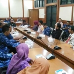 Komisi IV dipimpin Wakil Ketua DPRD Solahudin saat menemui guru non-honorer. foto: SYUHUD/ BANGSAONLINE