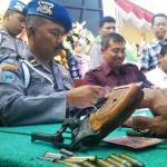 PERIKSA. Anggota Provos saat memeriksa puluhan senjata api milik anggota Polres Bojonegoro. Foto: Eky Nurhadi/BANGSAONLINE