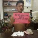 Pelaku beserta barang bukti saat diamankan di Mapolsek Palang. 