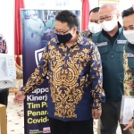 Direktur Yayasan Rumah Kita, Andrianus Uran menjelaskan spesifikasi ventilator yang disalurkan ke RSUD Tongas kepada Bupati Probolinggo, Puput Tantriana Sari. foto: istimewa