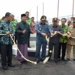 Bupati Sidoarjo, H.Saiful Illah saat meresmikan jembatan di Desa Kedungcangkring, Jabon, Sidoarjo. (Agus HP/BangsaOnline)