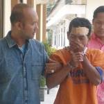 MANIAK: Tersangka Samidi ketika digiring petugas ke tahanan Mapolres Sidoarjo, Jum