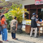 Warga Kota Kediri saat antre OPM di Halaman Kantor Kecamatan Kota. Foto: MUJI HARJITA/ BANGSAONLINE