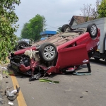 Mobil Suzuki Ertiga nopol S 1658 SR yang menabrak pembatas jalan dan pohon hingga terbalik. (foto: ist)