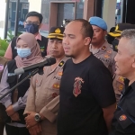 Kasatreskrim Polres Jombang, AKP Giadi Nugraha, saat konferensi pers terkait penangkapan MSAT.