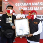 Gubernur Jawa Timur Khofifah Indar Parawansa dalam acara gerakan maskerisasi dan edukasi yang diberangkatkan dari halaman Gedung Negara Grahadi, Surabaya, Minggu (23/8). foto: ist/ bangsaonline.com