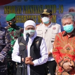 Gubernur Jatim Khofifah Indar Parawansa bersama Panglima Koarmada II Laksamana Muda TNI Dr. Iwan Isnurwanto dan Bupati Lamongan Yuhronur Efendi. (foto: ist)