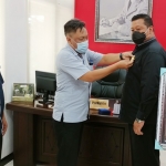 Ketua PWI Kediri Bambang Iswahyoedi didampingi Sekretaris PWI Kediri Yusuf Abidin saat menyematkan Lencana Hasta Adhi Warta kepada Ketua DPRD Kabupaten Kediri Dodi Purwanto. foto: MUJI HARJITA/ BANGSAONLINE