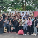 Warga bangkalan yang mengikuti program mudik gratis foto bersama dengan jajaran Polres Bangkalan sebelum diberangkatkan.