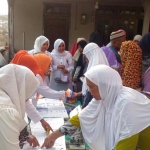 Panitia sibuk melayani registrasi para penerima santunan di Kampung Muharto gang V RW 9, Selasa (29/05). foto: IWAN/ BANGSAONLINE