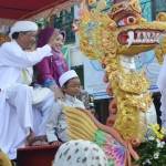 Bupati Sambari HR saat pawai budaya. foto: syuhud/ BANGSAONLINE