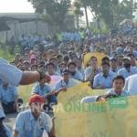 Aksi para buruh PT Sejahtera Usaha Bersama (SUB) Diwek, Jombang, saat menggelar demo di depan pabrik. foto: rony suhartomo/ BANGSAONLINE