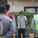 Kapolres Kediri Kota AKBP Miko Indrayana, saat memimpin Apel Pengamanan Hari Raya Idul Adha di mapolres setempat. (foto: ist)