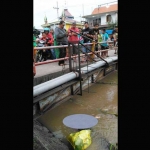 Warga Krian saat melihat mayat tanpa busana sebelum dievakuasi.