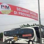 Spanduk ucapan "Selamat Datang di Provinsi Madura" bertebaran di sepanjang jalan tol Suramadu Bangkalan Madura beberapa waktu lalu. foto: kompas