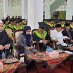 Wakil Ketua MPR RI Yandri Susanto dan istrinya, Ratu Zakiyah, duduk di antara Prof Dr KH Asep Saifuddin Chalim dan Syaikh Ahmad Mabrouk dari Mesir  dalam Sidang Senat Terbuka untuk wisuda program sarjana-pascasarjana ke-V UAC di Masjid Kampus UAC, Selasa (27/8/2024). Foto: bangsaonline