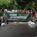 MW KAHMI Jatim foto bersama saat hendak membagikan sejumlah paket sembako.