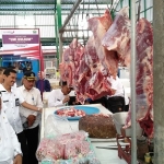 Wali Kota Malang Drs. H. Sutiaji didampingi Sekkota Wasto, Kabag Humas M. Nurwidianto, Kadin Perdagangan Wahyu S, serta rombongan TPID ketika peninjauan di Pasar Klojen,  Rabu (08/05). foto: IWAN IRAWAN/ HARIAN BANGSA