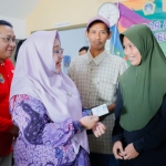 Wabup Gresik, Aminatun Habibah didampingi Kepala Dispendukcapil, saat betulkan data ganda