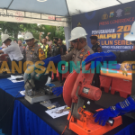 Pemotongan/ penghancuran knalpot brong oleh Polrestabes Surabaya (foto:Rusmiyanto)