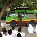 Tim Kejari Kota Kediri saat menyampaikan penyuluhan hukum di SMA Wahidiyah. Foto: Ist