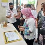 Ning Ita saat meresmikan Perpustakaan Pelajar SMPN 2 Kota Mojokerto.