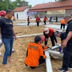 Petugas dari BPBD Jatim saat mempersiapkan tenda untuk resepsi puncak Satu Abad NU di Stadion Gelora Delta, Sidoarjo.